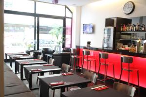 una fila di tavoli e sedie in un ristorante di Hotel Grey a Lussemburgo