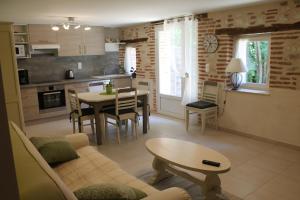 GITE clodeguy في Saint-Sylvestre-sur-Lot: غرفة معيشة مع أريكة وطاولة