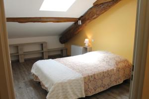 um quarto com uma cama grande num quarto em GITES CLODEGUY No 2 em Saint-Sylvestre-sur-Lot