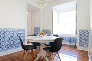 jadalnia z białym stołem i krzesłami w obiekcie Bairrus Lisbon Apartments - Alfama w Lizbonie
