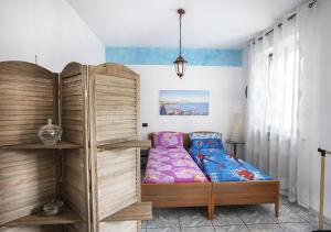een slaapkamer met een bed en een houten stapelbed bij La Corte in Rescaldina