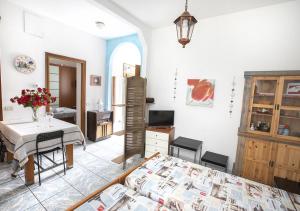 een woonkamer met een bed en een tafel en een eetkamer bij La Corte in Rescaldina