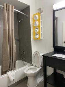 Koupelna v ubytování Motel 6-Lewisville, TX - Medical City
