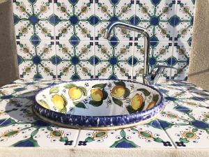 un lavabo de baño con un patrón de frutas. en Casa di Jacopo, en Lipari
