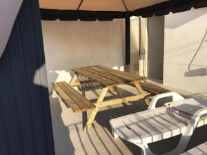 un tavolo da picnic e 2 sedie su un patio di Casa di Jacopo a Città di Lipari