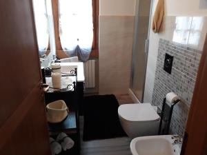 un piccolo bagno con servizi igienici e lavandino di Maison de Denise a Lezzeno