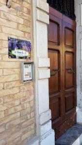 eine Tür zu einem Gebäude mit einem Schild darauf in der Unterkunft IGGH Il Glicine Guest House in San Benedetto del Tronto