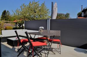 un patio con mesa y 4 sillas en Gîte Coeur de Lorraine en Manoncourt sur Seille-Belleau