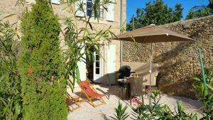 Κήπος έξω από το Domaine de Puychêne