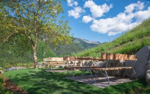 a park bench with a view of a mountain at Residenza al Castello in Enguiso