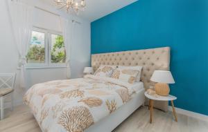 een slaapkamer met een bed met een blauwe muur bij New!!! NEW RIVA LUXURY ONE - with sunny terrace & big garden in Poreč