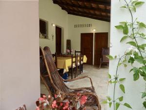 馬拉泰亞的住宿－Casa Puccini B&B Maratea，一间设有两张柳条椅和一张桌子的房间