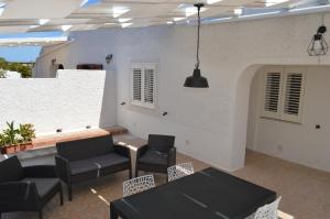 a restaurant with black tables and chairs in a room at Almarea Corallo - villa a 300m dalla spiaggia con parcheggio - Polignano a Mare in Polignano a Mare