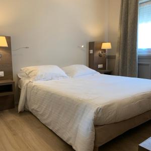 Postel nebo postele na pokoji v ubytování Hotel Berneron + 16 fotografií