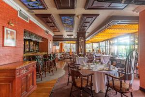 ein Restaurant mit Tischen und Stühlen und eine Bar in der Unterkunft Hotel Beverly in Mexiko-Stadt