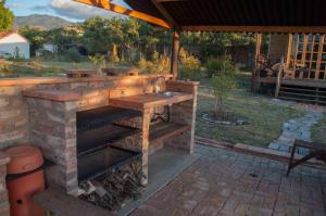 a stone outdoor kitchen with a sink in a yard at xuetama in Villa de Leyva