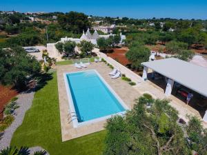an overhead view of a swimming pool in a yard at Trullo Genesi in Cisternino