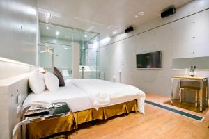 Hotel Shumei Chiayi tesisinde bir odada yatak veya yataklar