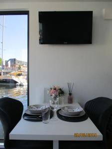 En TV eller et underholdningssystem på Hausboot Paulada-Mare