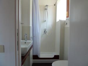 馬拉泰亞的住宿－Casa Puccini B&B Maratea，带淋浴、卫生间和盥洗盆的浴室