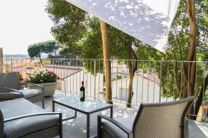 patio ze stołem i butelką wina w obiekcie House of Arts w mieście Montelupo Fiorentino