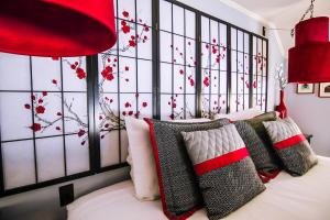 - une chambre avec un lit orné de fleurs rouges sur le mur dans l'établissement Admiral Peary Inn, à Fryeburg