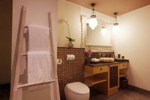 Koupelna v ubytování Kejora Suites + 37 fotografií