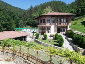 una casa en un viñedo en las montañas en Семеен Хотел Свети Георги, en Elena