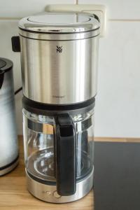 een keukenmachine die op een aanrecht staat bij Apartment Dora in Chemnitz +13 foto's