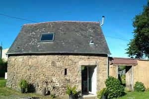 an old stone building with a window on top at Gîte Le Valet, T2 classé 3 étoiles, entre Rennes et Saint-Malo in La Chapelle-aux-Filzméens