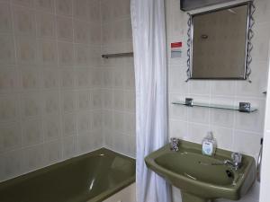Bilik mandi di Everglades Hotel