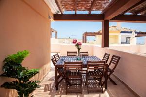 Balcony o terrace sa Akutuna - Casa Familiar con Piscina , Garaje & Pista de Padel