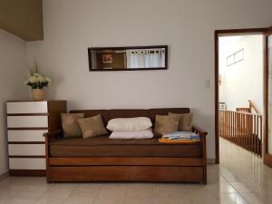 un sofá marrón sentado en una habitación en Apartamento Unico Miramar en Miramar