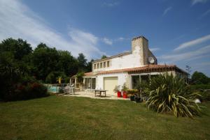 una pequeña casa blanca con un patio de césped en VILLA PIETRA, en Le Boupère