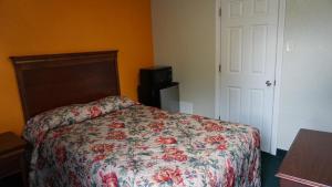 Postel nebo postele na pokoji v ubytování Red Lion Motel Southampton