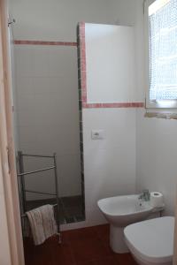 ein Badezimmer mit Toilette und Waschbecken in der Unterkunft Bassarì in Recanati