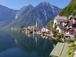 a town on a lake with mountains in the background at Ferienwohnung Unterdürmoos in Annaberg im Lammertal