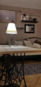 lámpara sobre una mesa en un dormitorio con cama en Guest House Cittadella rooms, en Dubrovnik