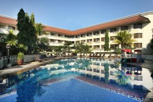 Bazén v ubytování Hotel Santika Premiere Jogja nebo v jeho okolí
