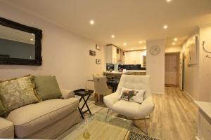 Modern Seaview Apartment في Summerstrand: غرفة معيشة مع أريكة وطاولة