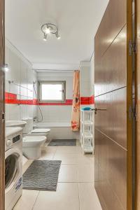 a bathroom with a sink and a washing machine at Apartamento en Alcalá, con aparcamento, con aircondicionador in Alcalá