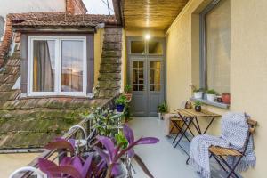 a patio with a table and chairs and a window at Nomad in Cluj-Napoca