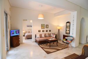 ein Wohnzimmer mit einem Sofa und einem TV in der Unterkunft Relaxing House in Kavala