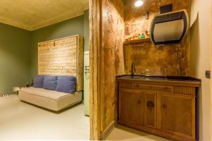 クルジュ・ナポカにあるNomadのバスルーム(ベッド1台、鏡、シンク付)