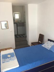 Postel nebo postele na pokoji v ubytování Katina's garden studio