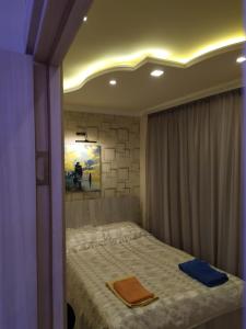1 dormitorio con 1 cama y una pintura en el techo en Apartment, en Sevan