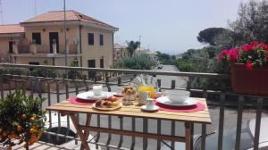 una mesa en un balcón con comida en B&B TERRA DI MITI, en Acireale