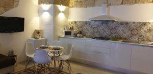 A kitchen or kitchenette at Le Antiche Dimore di Dea