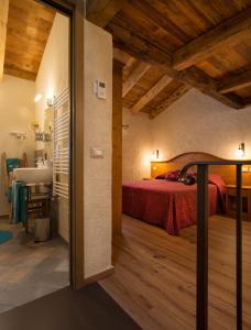 een slaapkamer met een bed en een wastafel in een kamer bij Appartements Moraine Enchantée - CIR 82 CIR 83 in Aosta