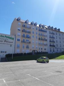 une voiture garée dans un parking en face d'un bâtiment dans l'établissement T2 50m2 entièrement neuf, à Lourdes